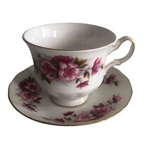 Queen Anne Bone China Tea Cup & Saucer. Made in England. Perfect Condition.